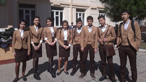 В Узбекистане начали тестировать новую школьную форму - Sputnik Узбекистан