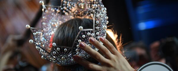 Корона победительницы конкурса красоты Корона победительницы конкурса красоты - Sputnik Ўзбекистон