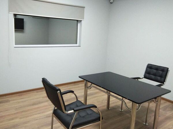 Специальный комплекс со встроенным зеркалом Гезелла позволяет проводить допросы и очные ставки без прямого контакта подозреваемых или обвиняемых с потерпевшими и свидетелями - Sputnik Узбекистан