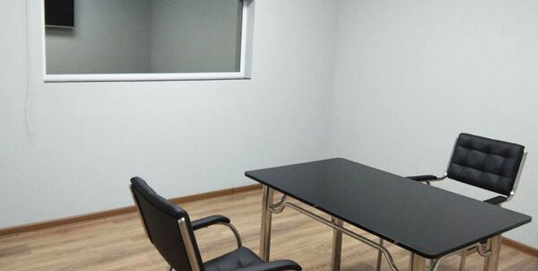 Специальный комплекс со встроенным зеркалом Гезелла позволяет проводить допросы и очные ставки без прямого контакта подозреваемых или обвиняемых с потерпевшими и свидетелями Специальный комплекс со встроенным зеркалом Гезелла позволяет проводить допросы и очные ставки без прямого контакта подозреваемых или обвиняемых с потерпевшими и свидетелями - Sputnik Ўзбекистон