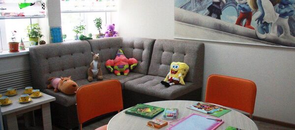 Интерьер одной из специальных комнат для допроса обустроен под детскую игровую комнату - Sputnik Узбекистан