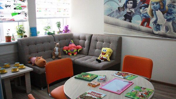 Интерьер одной из специальных комнат для допроса обустроен под детскую игровую комнату - Sputnik Узбекистан