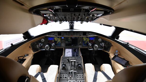 Кабина пилотов самолета Bombardier Global Express 6000 - Sputnik Узбекистан