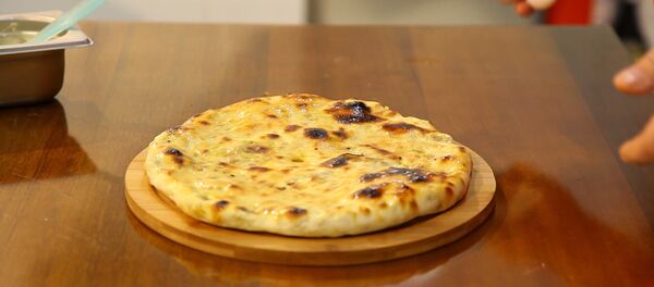 Шеф-повар одного из ресторанов поделилась секретами по приготовлению кубдари Шеф-повар одного из ресторанов поделилась секретами по приготовлению кубдари - Sputnik Узбекистан