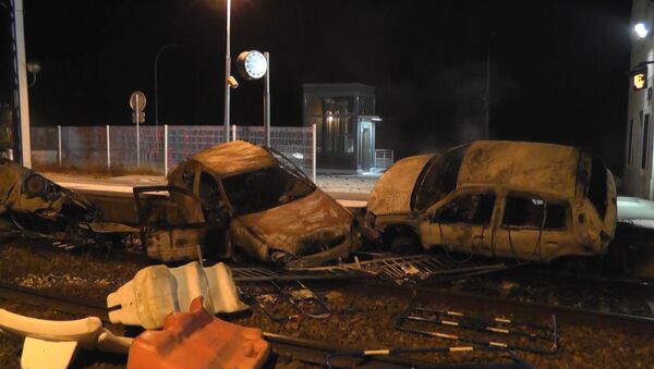 Беспорядки во французском Муаране: сожженные автомобили и груды мусора - Sputnik Узбекистан