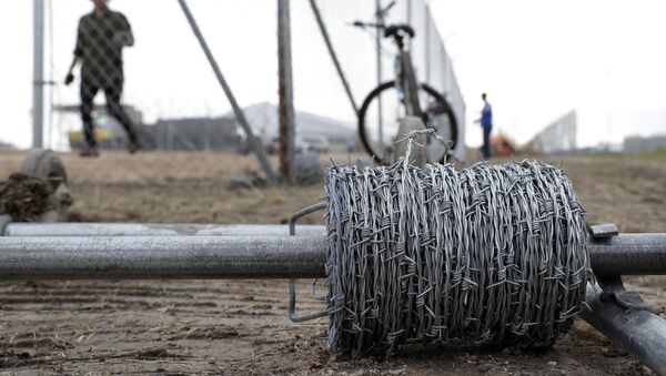 Установка ограждения на границе, архивное фото - Sputnik Узбекистан