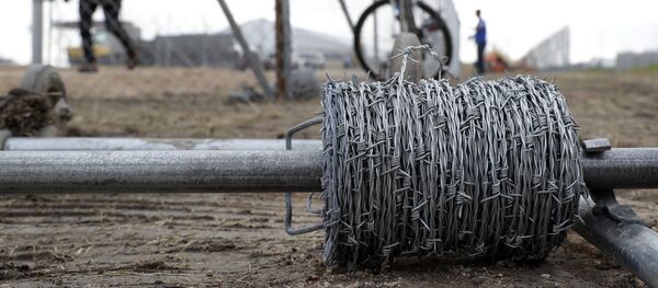 Установка ограждения на границе, архивное фото Установка ограждения на границе, архивное фото - Sputnik Ўзбекистон