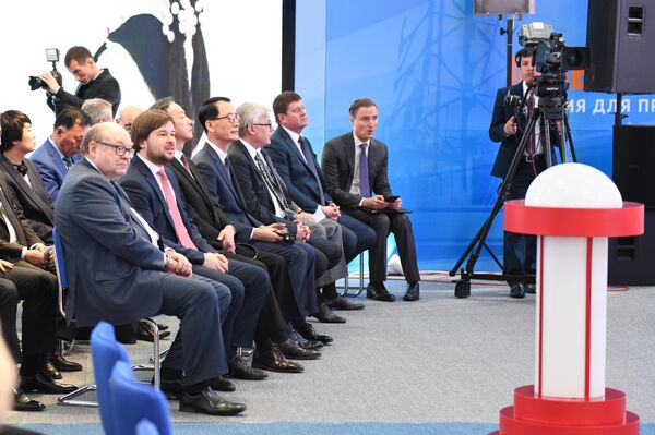 Послы ряда государств на церемонии запуска Кандымского ГПК Послы ряда государств на церемонии запуска Кандымского ГПК - Sputnik Узбекистан