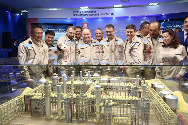 Команда строителей на фоне макета Кандымского ГПК - Sputnik Узбекистан
