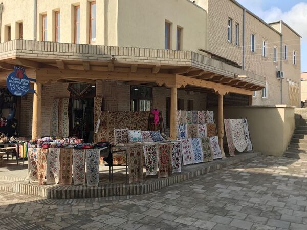 Лавка с коврами в Бухаре Лавка с коврами в Бухаре - Sputnik Узбекистан