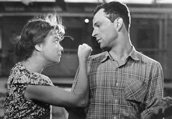 Актеры Нина Дорошина и Игорь Васильев в художественном фильме Строится мост. Актеры Нина Дорошина и Игорь Васильев в художественном фильме Строится мост. - Sputnik Узбекистан