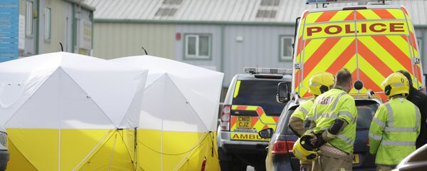 Британские полицейские ведут расследование на месте отравления Сергея и Юлии Скрипалей, Солсбери, 13 марта 2018 года Британские полицейские ведут расследование на месте отравления Сергея и Юлии Скрипалей, Солсбери, 13 марта 2018 года - Sputnik Ўзбекистон