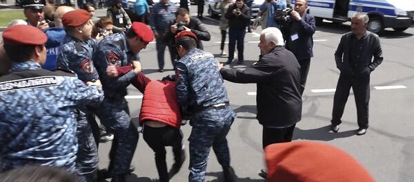 Полиция Армении подвергла приводу десятки людей на площади Республики - Sputnik Узбекистан