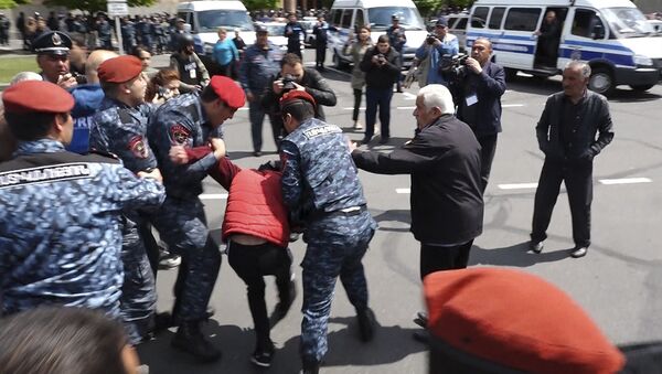 Полиция Армении подвергла приводу десятки людей на площади Республики - Sputnik Узбекистан