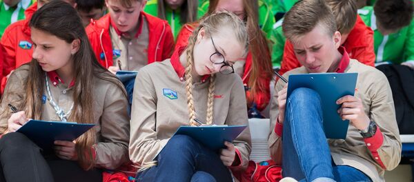 Участники ежегодной образовательной акции по проверке грамотности Тотальный диктант-2018 в международном детском центре Артек - Sputnik Узбекистан