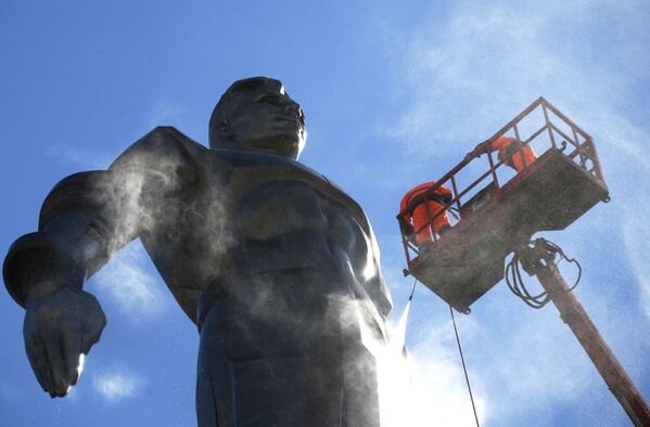 Мойка памятника космонавту Юрию Гагарину в Москве - Sputnik Узбекистан