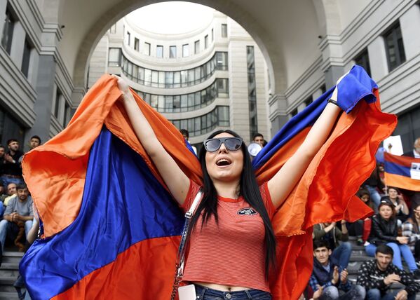 Участница акции протеста сторонников оппозиции в Ереване - Sputnik Узбекистан