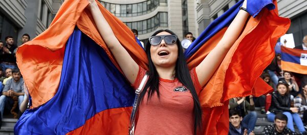 Участница акции протеста сторонников оппозиции в Ереване - Sputnik Узбекистан