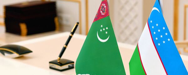 Флаги Узбекистана и Туркменистана - Sputnik Ўзбекистон