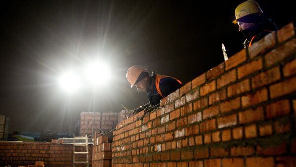Рабочие на строительстве жилого комплекса  - Sputnik Узбекистан