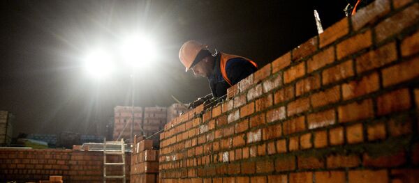 Рабочие на строительстве жилого комплекса Рабочие на строительстве жилого комплекса - Sputnik Узбекистан