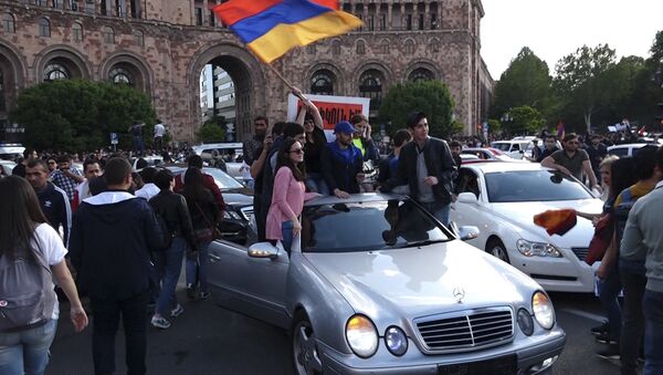Армяне гуляют по центральным улицам Еревана после отставки премьер-министра Сержа Саргсяна - Sputnik Узбекистан