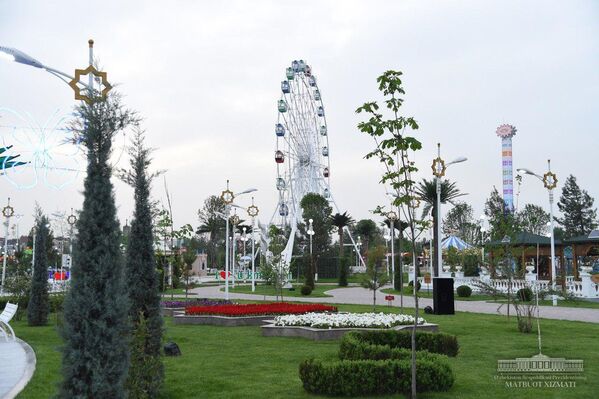 В парке установлены современные аттракционы и скамьи, высажены декоративные деревья. - Sputnik Узбекистан