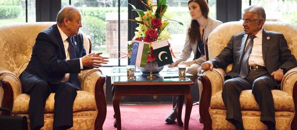 Министр иностранных дел Республики Узбекистан Абдулазиз Камилов встретился с министром иностранных дел Исламской Республики Пакистан Хаваджей Мухаммадом Асифом. - Sputnik Узбекистан