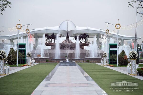 На территории и у входа возведены фонтаны и оригинальные скульптуры, изображающие лошадей ахалтекинской породы, они считаются символом Туркменистана. - Sputnik Узбекистан