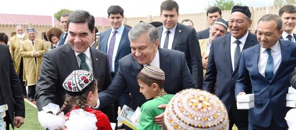 Mirziyoyev i Berdimuxamedov posetili kompleks Ulli xovli - Sputnik O‘zbekiston