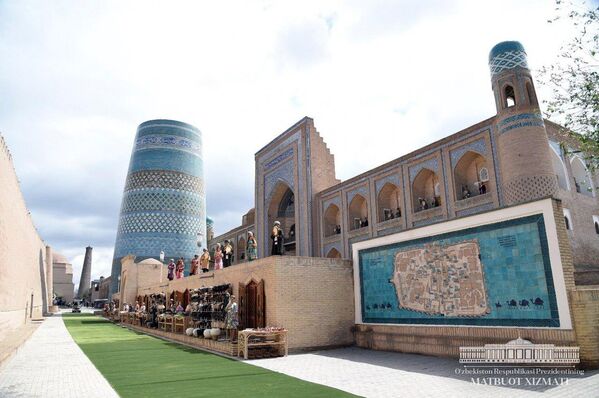 Президенты Узбекистана и Туркменистана осмотрели исторические памятники Хивы. - Sputnik Узбекистан