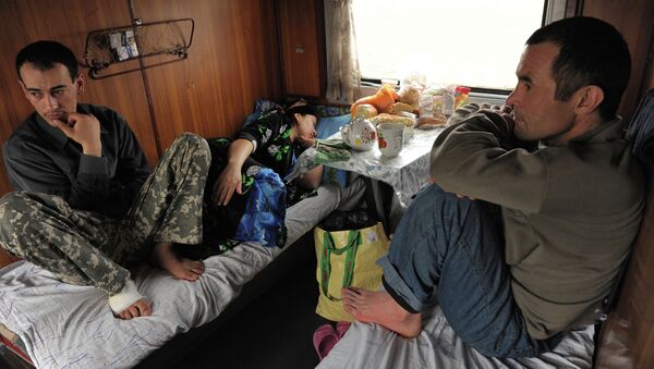 Tadjikskie trudovie migranti v vagone poyezda Moskva-Dushanbe - Sputnik O‘zbekiston