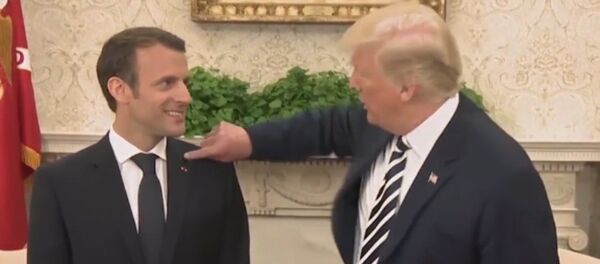 Трамп смахнул перхоть с пиджака Макрона Трамп смахнул перхоть с пиджака Макрона - Sputnik Узбекистан