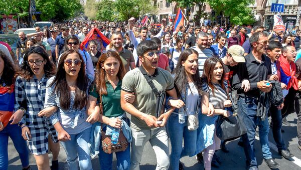 Шествие протестующих на улице Амиряна (25 апреля 2018). Ереван - Sputnik Узбекистан