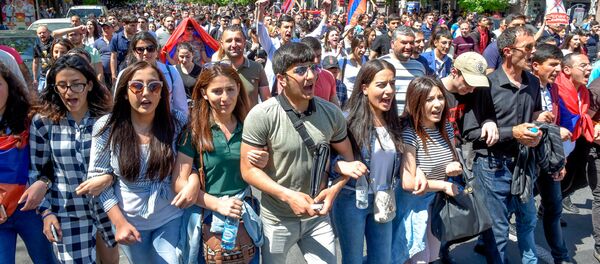 Шествие протестующих на улице Амиряна (25 апреля 2018). Ереван - Sputnik Узбекистан