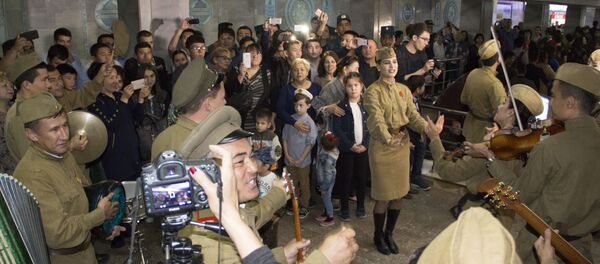 Музыканты Минобороны Узбекистана поют песни в метро Ташкента Музыканты Минобороны Узбекистана поют песни в метро Ташкента - Sputnik Ўзбекистон