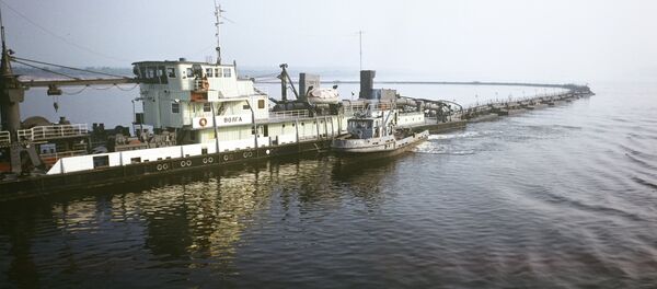 Земснаряд во время работ по углублению русла реки Земснаряд во время работ по углублению русла реки - Sputnik Узбекистан