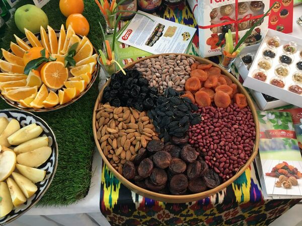 Узбекские фермеры представили фрукты и овощи - Sputnik Узбекистан