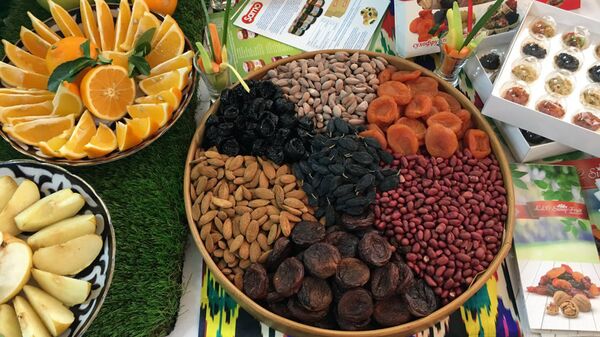 Узбекские фермеры представили фрукты и овощи российским покупателям - Sputnik Узбекистан