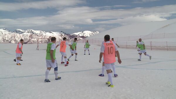 В Сочи любители футбола сыграли на высоте 2000 метров - Sputnik Узбекистан