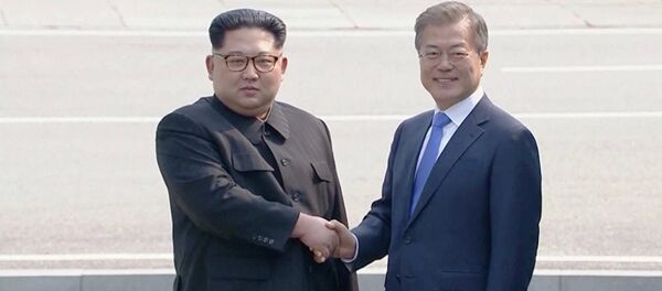 Лидеры КНДР и Южной Кореи Ким Чен Ын и Мун Чжэ Ин Лидеры КНДР и Южной Кореи Ким Чен Ын и Мун Чжэ Ин - Sputnik Ўзбекистон