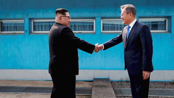 Лидеры КНДР и Южной Кореи Ким Чен Ын и Мун Чжэ Ин - Sputnik Узбекистан