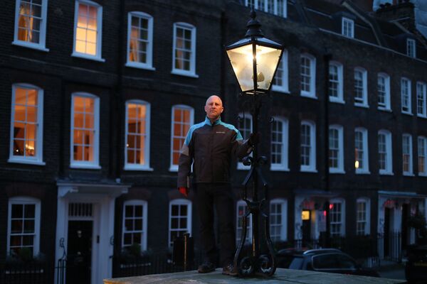 Iain Bell - наладчик газовых фонарей в центре Лондона - Sputnik Узбекистан