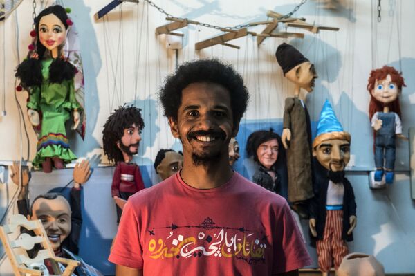 32-летний Mohamed Fawzi Bakkar - художник и изготовитель марионеток в своей мастерской в Каире, Египет - Sputnik Узбекистан