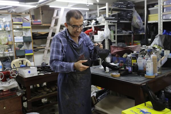 55-летний Joe Audi - мастер по ремонту обуви в своей мастерской в старой части ливанского города Джуния - Sputnik Узбекистан
