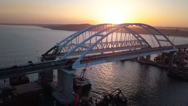 Строители завершили автодорожную часть моста в Крым - Sputnik Ўзбекистон