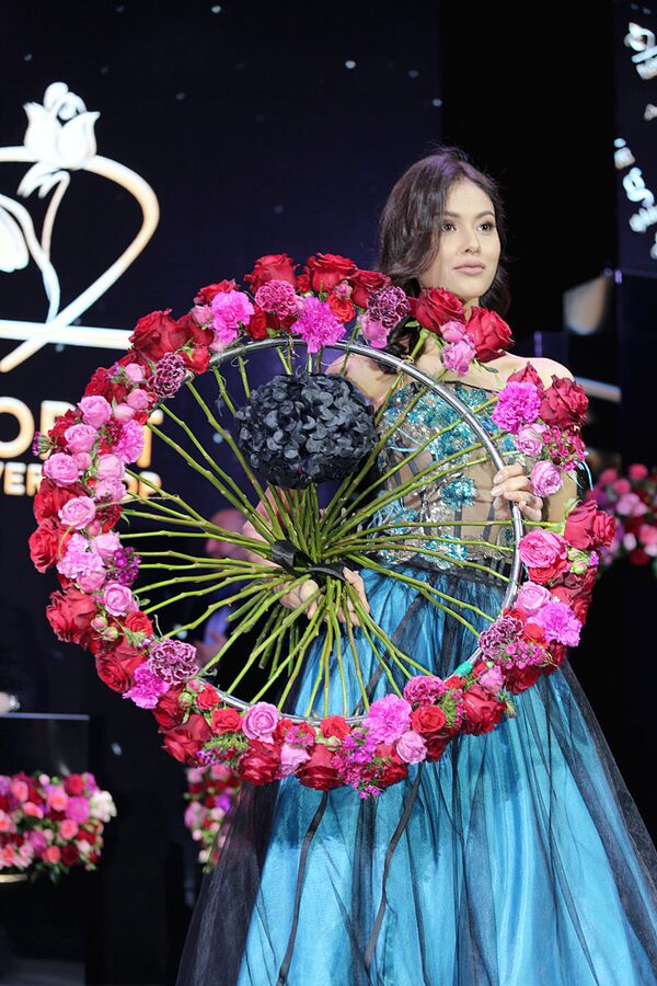 Во дворце творчества молодежи в Ташкенте прошел шоу- показ с участием всемирно известного флориста-дизайнера Араика Галстяна - Sputnik Узбекистан