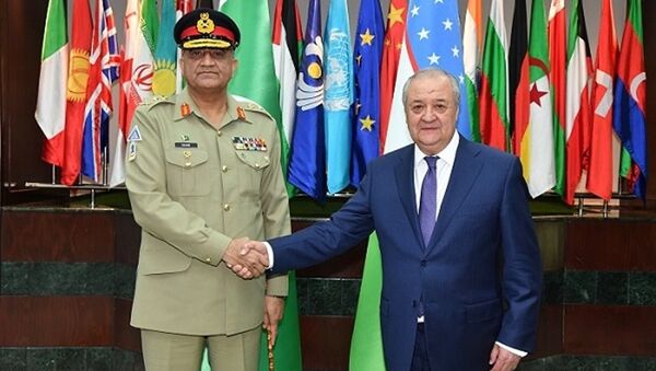 Абдулазиз Камилов встретился с командующим Сухопутными войсками Пакистана генералом Камаром Джаведом Баджвой - Sputnik Узбекистан