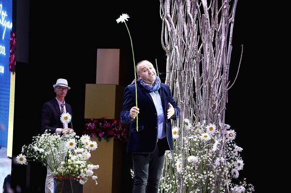 Во дворце творчества молодежи в Ташкенте прошел шоу- показ с участием всемирно известного флориста-дизайнера Араика Галстяна  - Sputnik Узбекистан