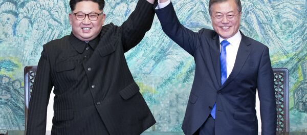 Лидеры КНДР и Южной Кореи Ким Чен Ын и Мун Чжэ Ин Лидеры КНДР и Южной Кореи Ким Чен Ын и Мун Чжэ Ин - Sputnik Ўзбекистон